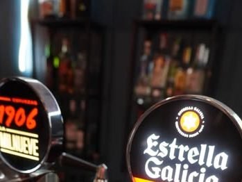Tiradores de cerveza Estrella Galicia 1906 en la barra del local.